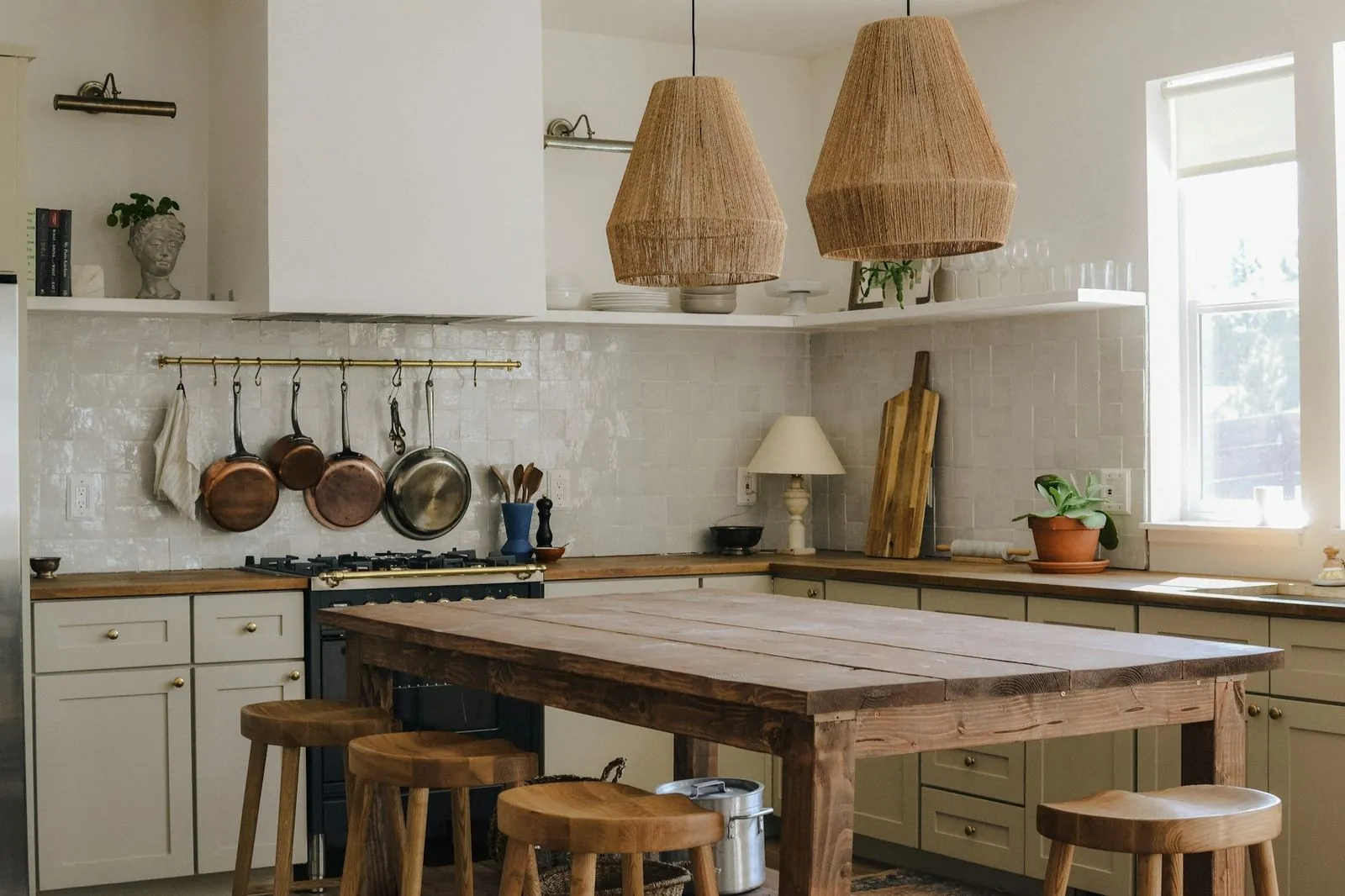 Cocina con mesa de madera maciza y lámparas de fibra