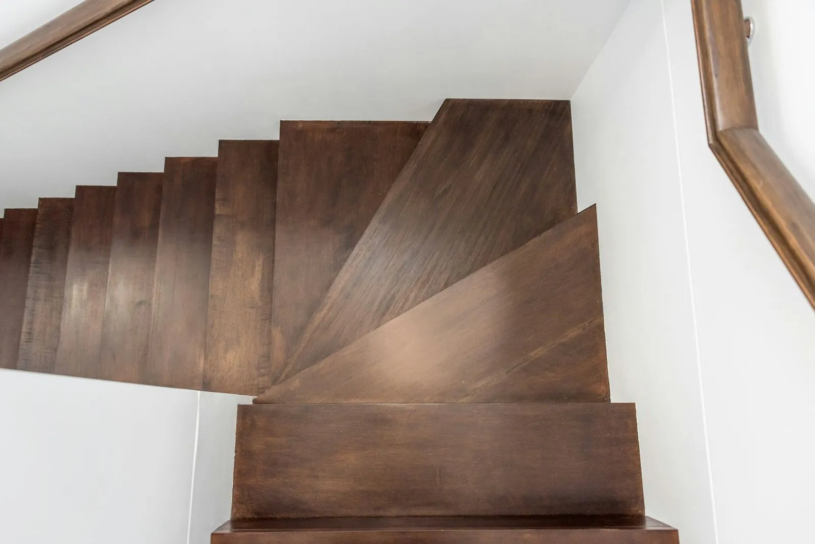 Escalera de madera oscura vista desde arriba