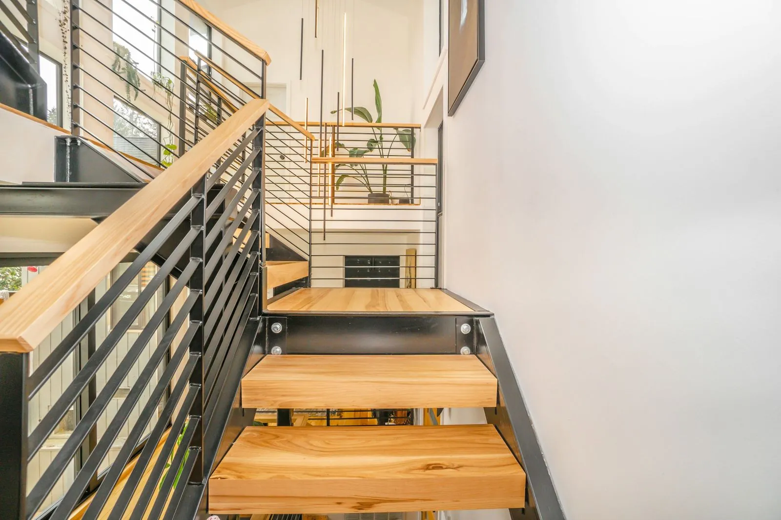 Escalera con peldaños de madera y barandilla metálica