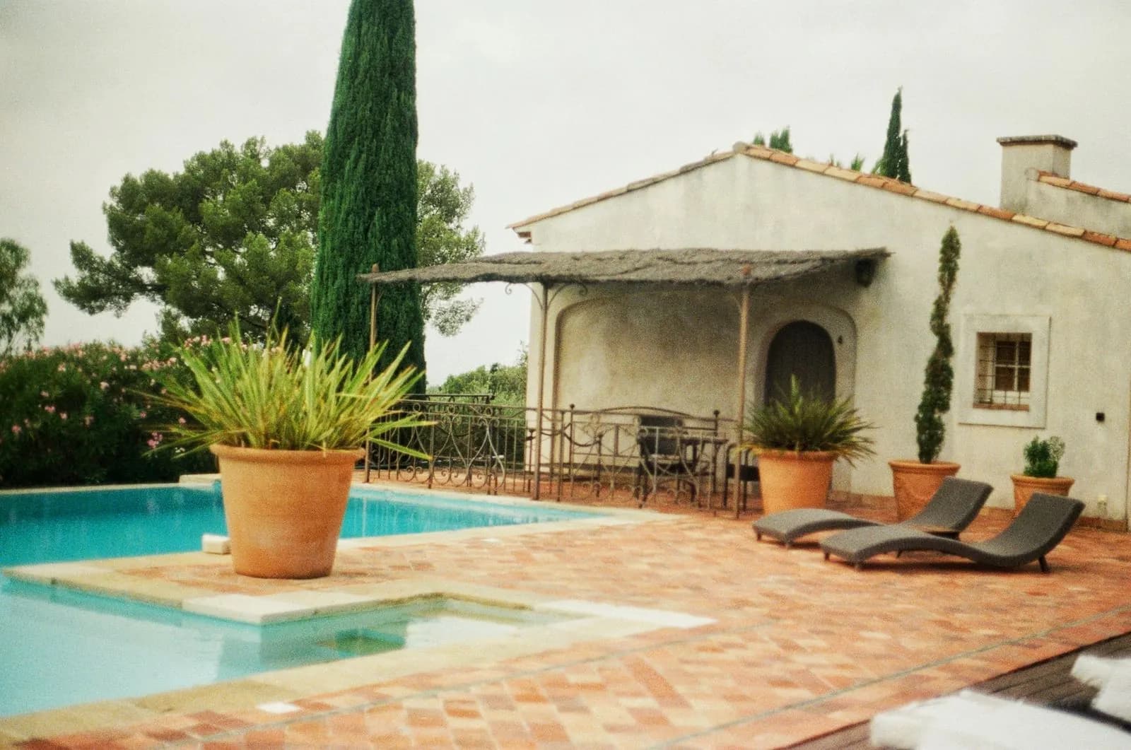 Piscina con suelo de barro y porche