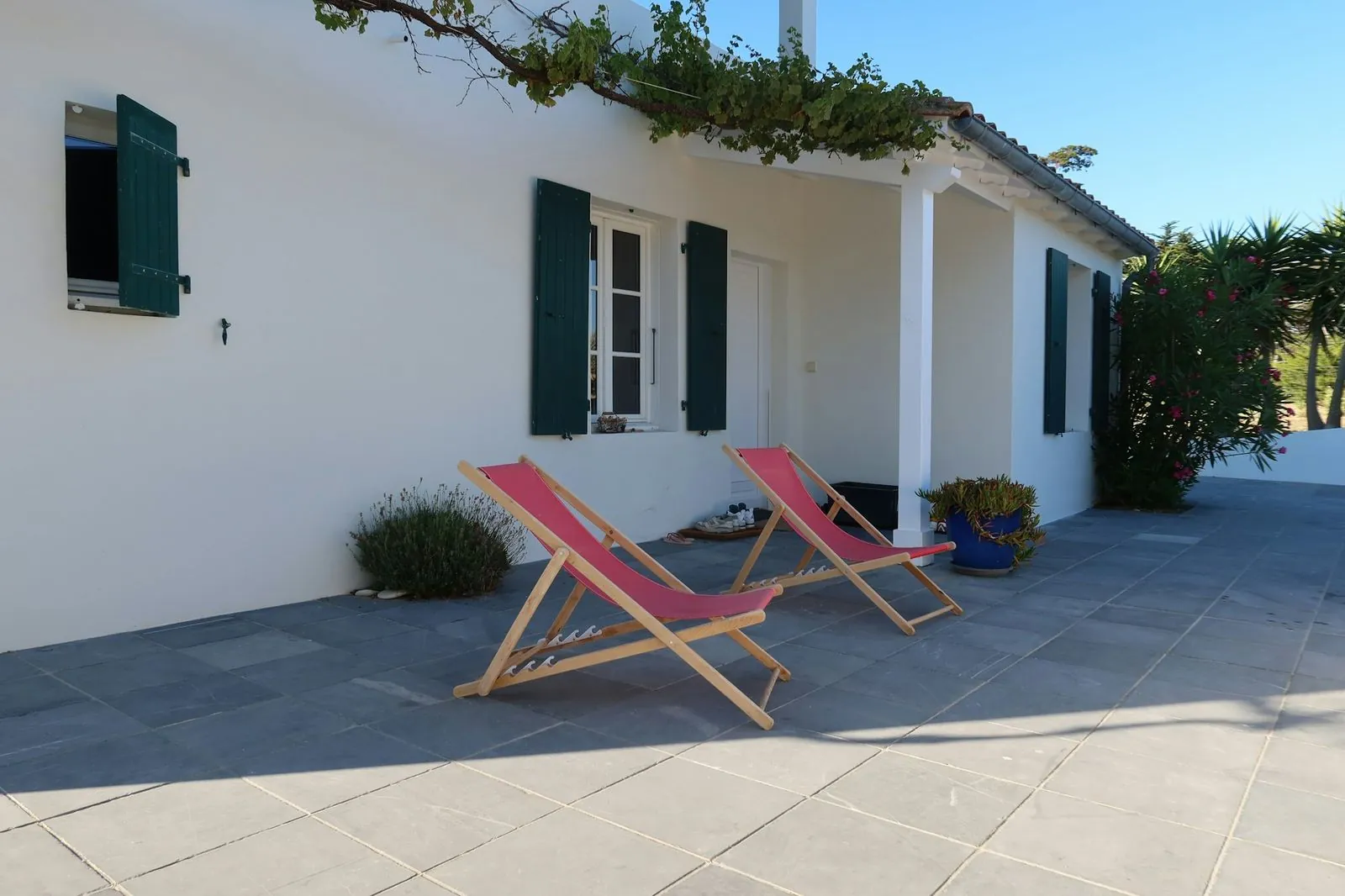 Terraza de piedra junto a una casa blanca